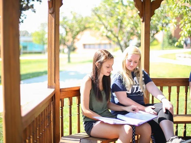 students sitting on gazebo at 365英国上市杜波依斯分校